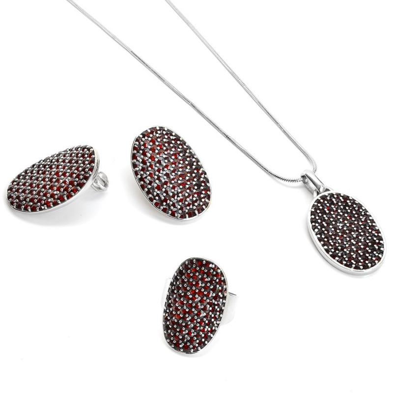 Stříbrná souprava s českými granáty